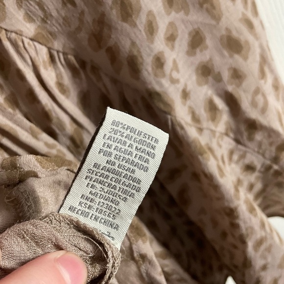 Women Leopard Print Sleeveless Blouse size medium - Picture 9 of 10